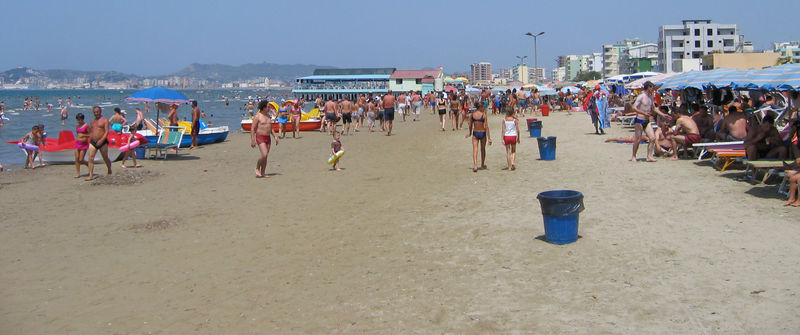 Soubor:Beach1 Durres Albania 2005-07-10.jpg