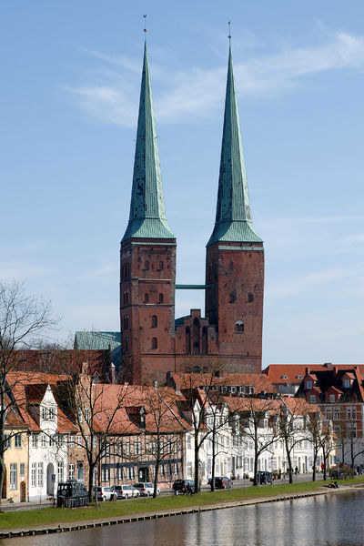 Soubor:Lübeck Dom-von-Westen 070311.jpg