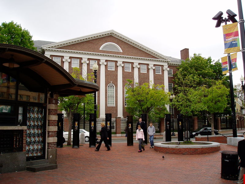 Soubor:Cambridge Harvard Square.JPG