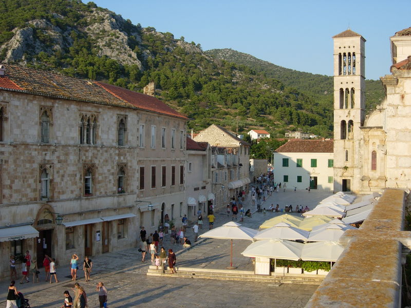 Soubor:Hvar main square.jpg