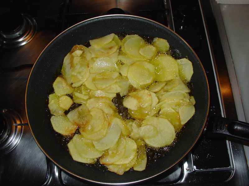 Soubor:Frying potatoes.jpg