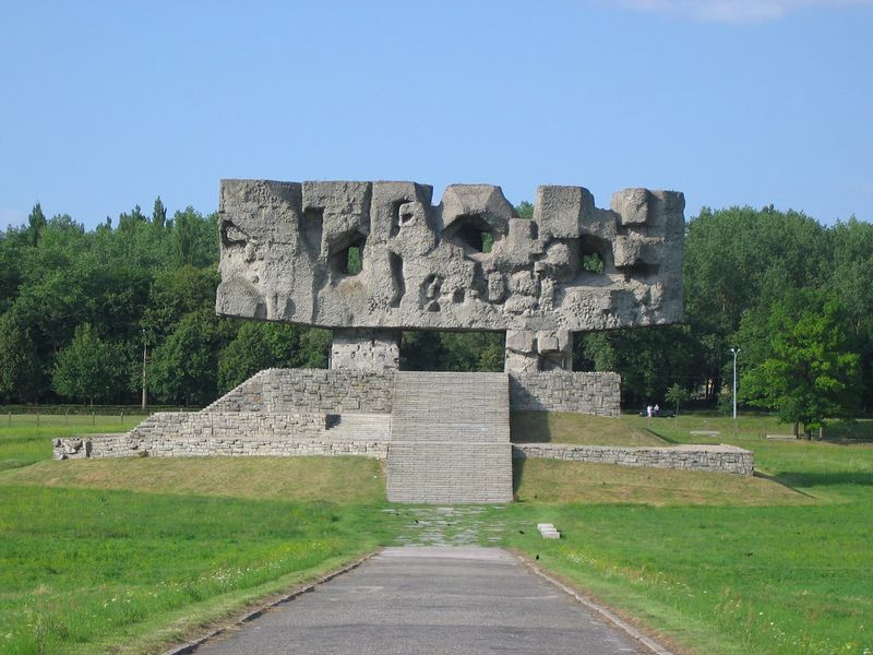 Soubor:Majdanek pomnik.jpg