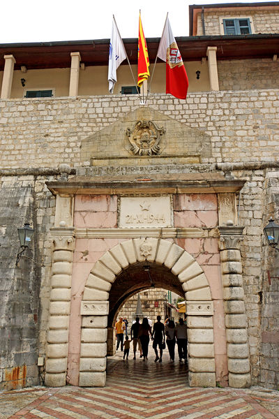 Soubor:Montenegro-02359-Sea Gate-DJFlickr.jpg