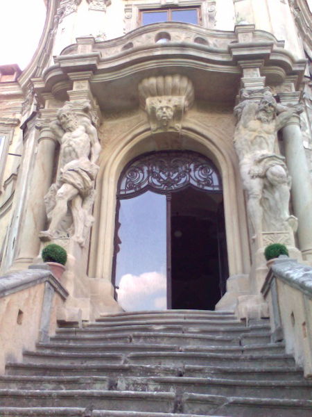 Soubor:Chateau Trpist Garden Front.jpg