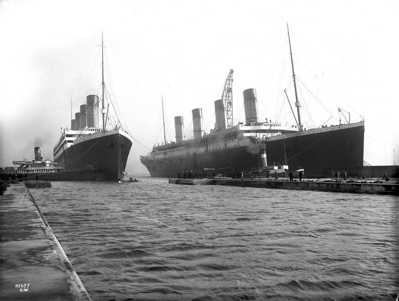 Soubor:Olympic and Titanic.jpg