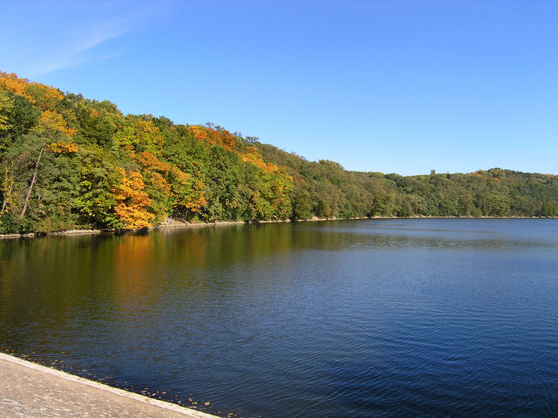 Soubor:Hostivař Dam, Prague Hostivař.jpg