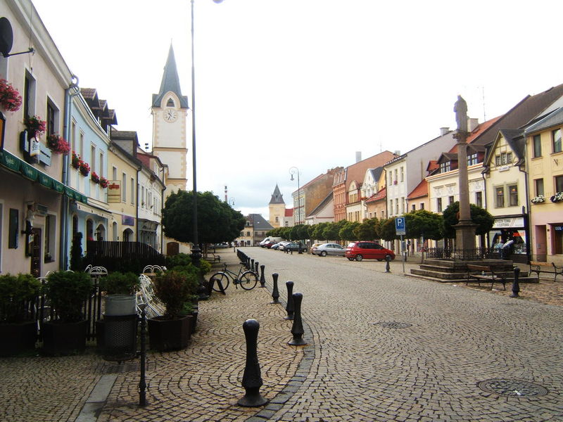 Soubor:Ostrov nad ohri marktplatz.jpg