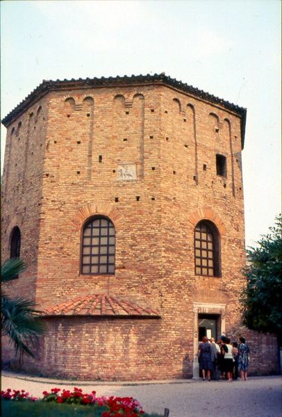 Soubor:Ravenna Baptistry of Neon.jpg