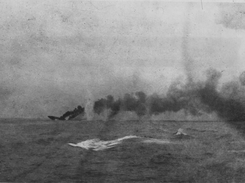 Soubor:HMS Indefatigable sinking.jpg