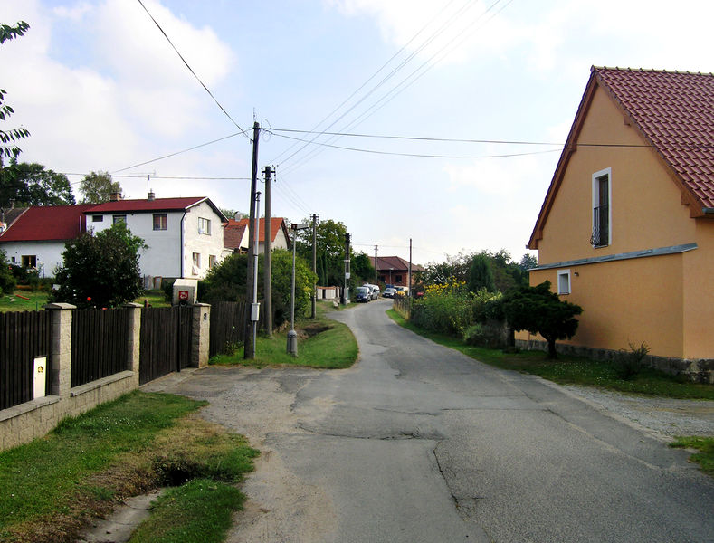 Soubor:Kamenice, Těptín, East.jpg