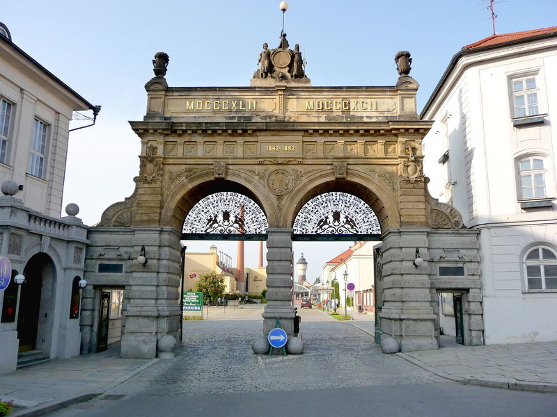 Soubor:Pilsner-Urquell-Main-Gate.jpg