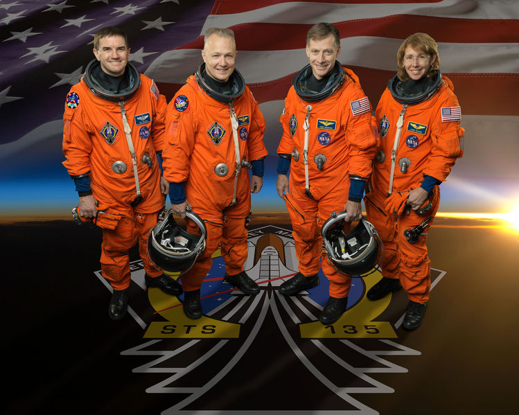 Soubor:STS-135 Official Crew Photo.jpg