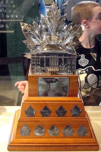 Soubor:Conn Smythe Trophy 2010-04-03.jpg