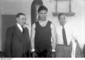 Bundesarchiv Bild 102-11915, Max Schmeling mit Trainer und Manager.jpg