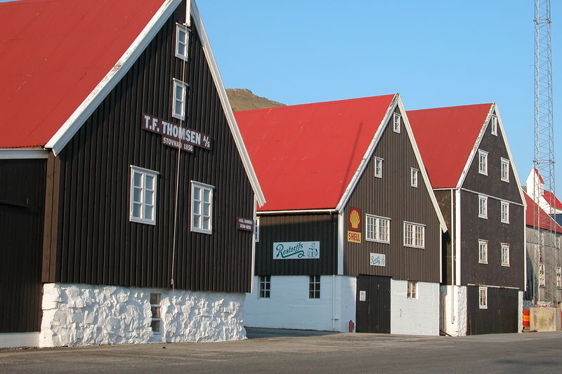 Soubor:Store houses Tvøroyri.jpg