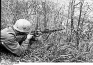 Bundesarchiv Bild 101I-576-1850-36A, Italien, Fallschirmjäger mit Gewehr zielend.jpg