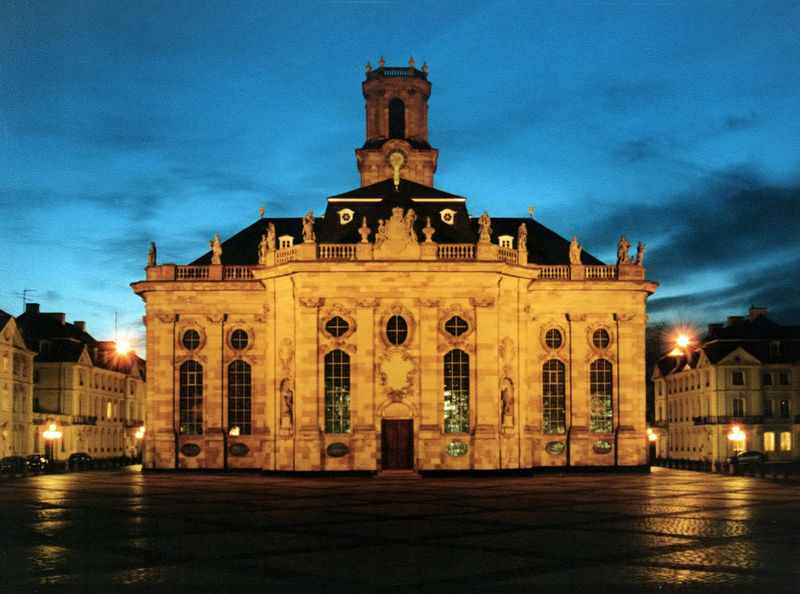 Soubor:Ludwigskirche bei Nacht Haupteingang-2.jpg