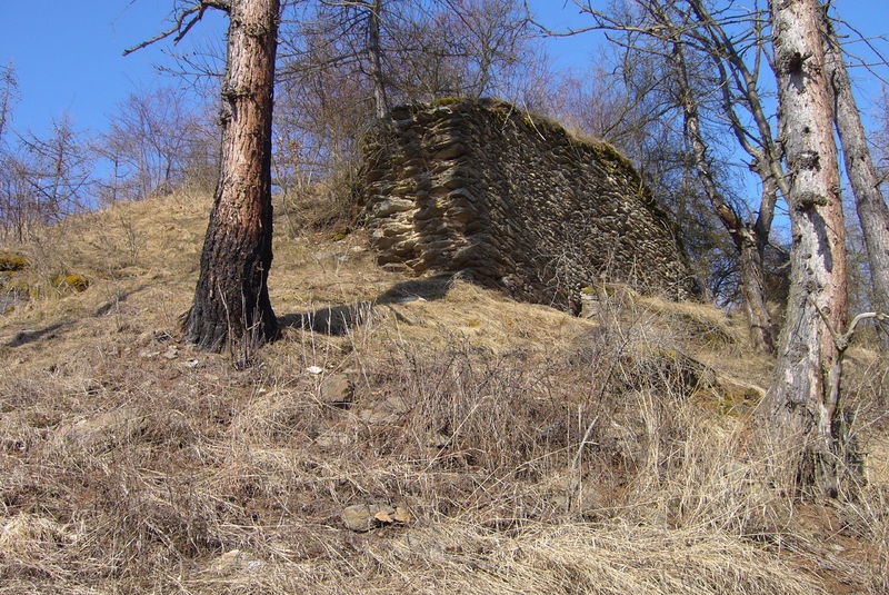 Soubor:Štědrý hrádek - hradba.jpg