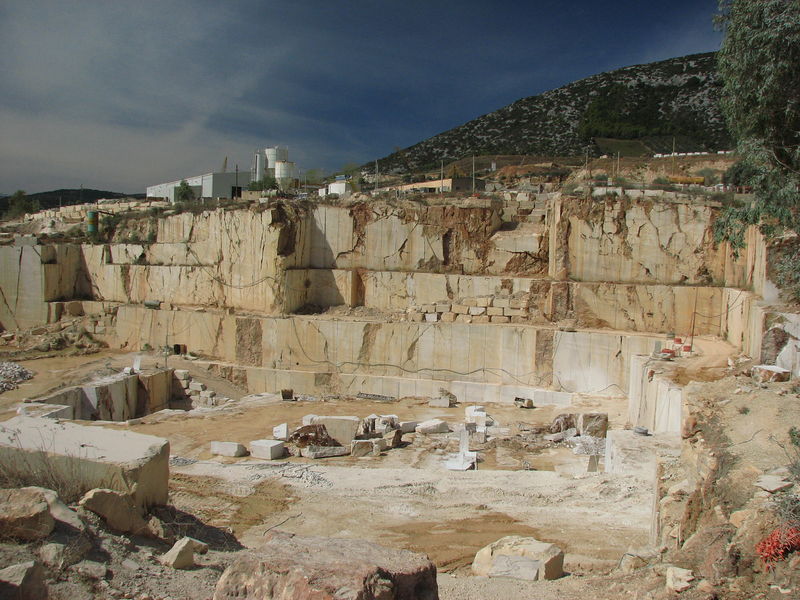 Soubor:Marble extraction near Orosei.JPG