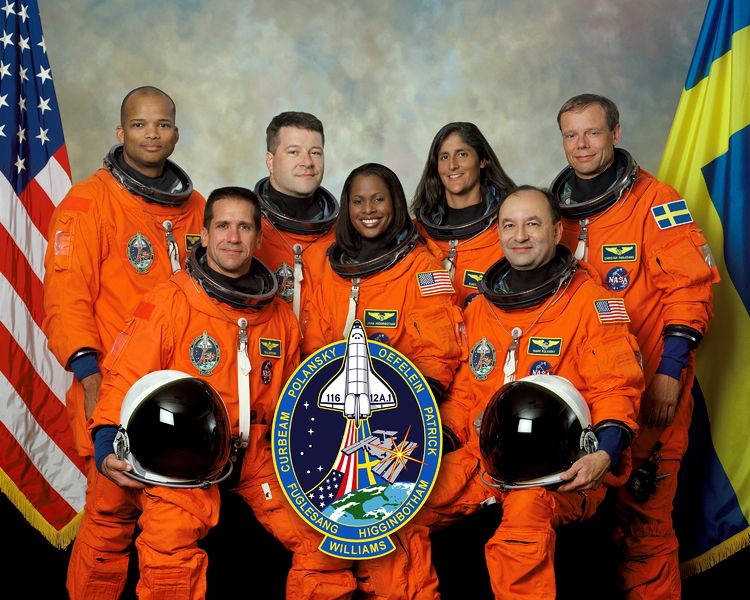 Soubor:STS-116 crew.jpg