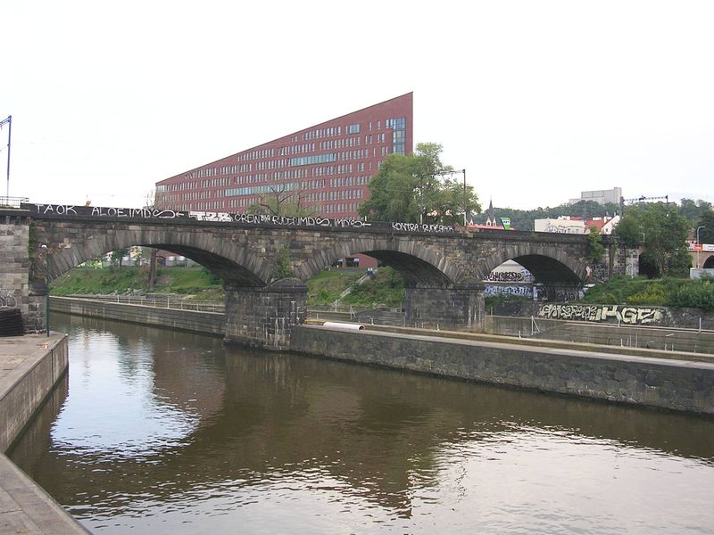 Soubor:Negrelliho viadukt ze Štvanice.jpg