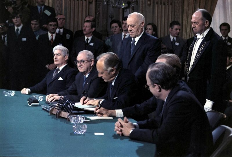 Soubor:Vietnam peace agreement signing.jpg