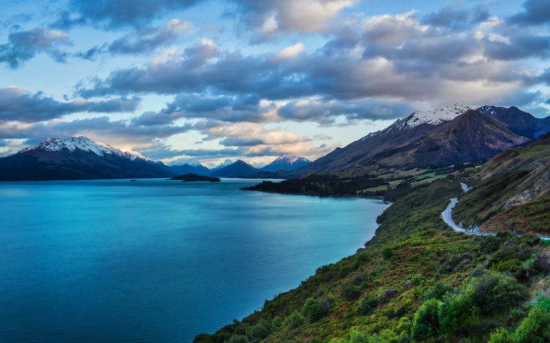 Soubor:The Road-Lake Wakatipu-TRFlickr.jpg