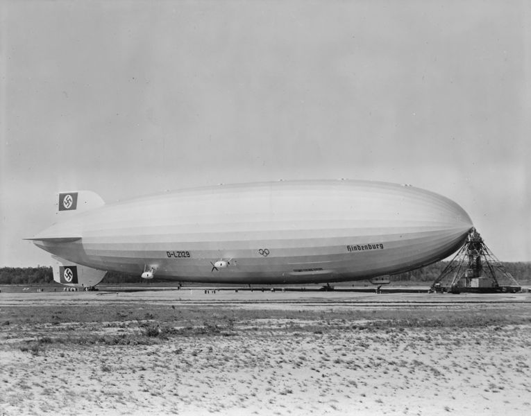 Soubor:Hindenburg at lakehurst.jpg