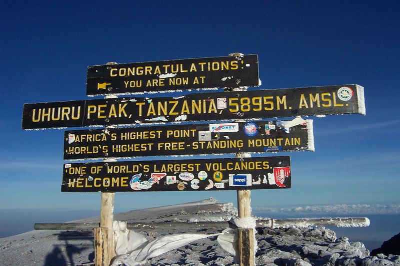 Soubor:Kilimanjaro Uhuru Peak Sign.jpg