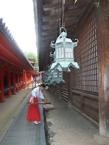 Soubor:Miko at Kasuga Taisha.jpg