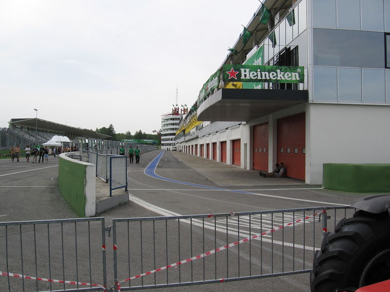 Soubor:Imola-pitlane.jpg