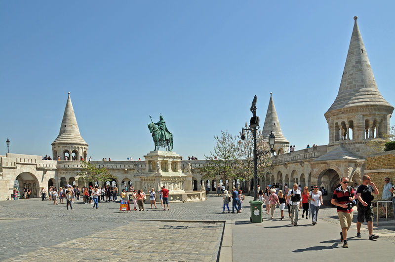 Soubor:Hungary-0184-Fisherman’s Bastion Square-DJFlickr.jpg