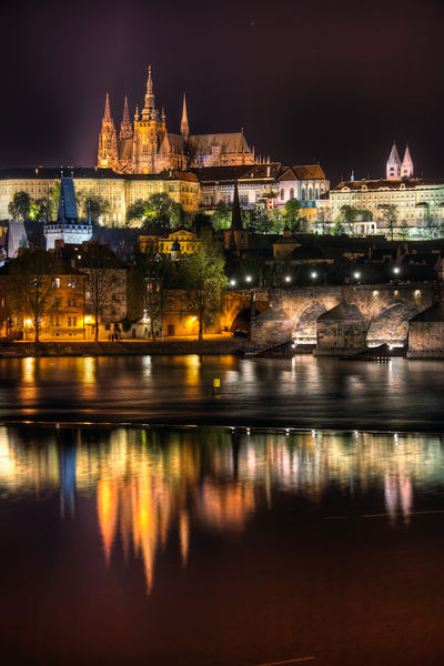 Soubor:St.Vitus Cathedral reflection-theodevil.jpg