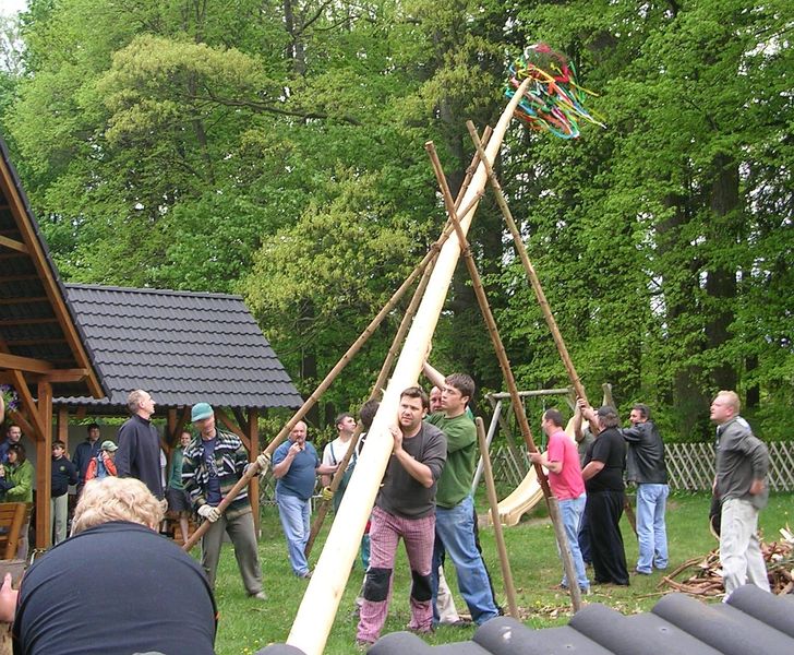 Soubor:Františkov, stavění máje (01).jpg