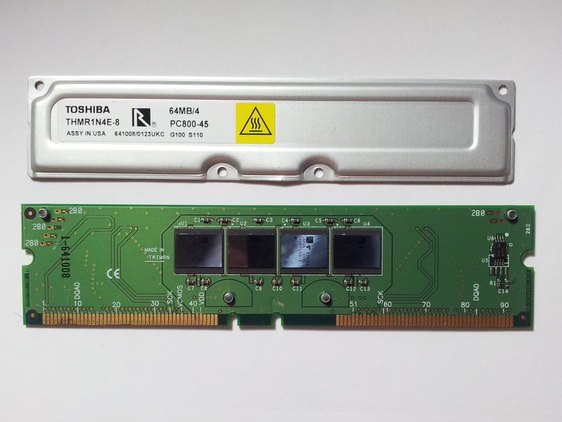 Soubor:Opened Toshiba-RDRAM-64MB.jpg