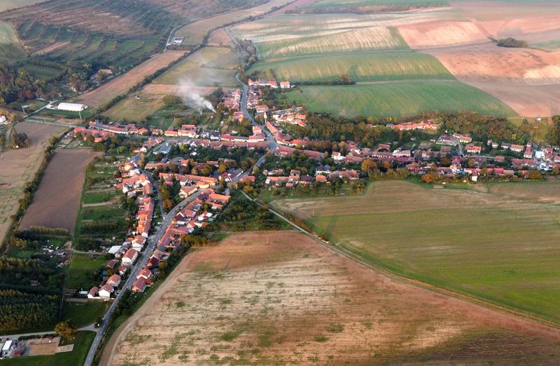 Soubor:Morkůvky – Aerial-GPS-48.963935-16.852104-crop2.jpg