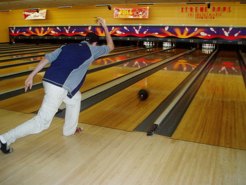 Soubor:Bowlerbowling.JPG