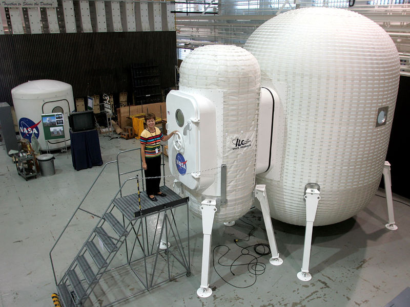 Soubor:Inflated lunar habitat outside.jpg