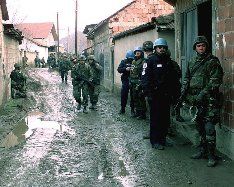 Soubor:USArmyKosovoMitrovica2000.jpg