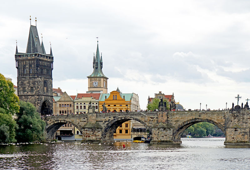 Soubor:Czech-03938-Charles Bridge-DJFlickr.jpg