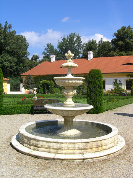 Soubor:Jemniště Chateau, fountain.jpg