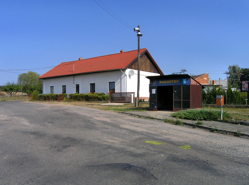 Soubor:Radostov, bus stop.jpg