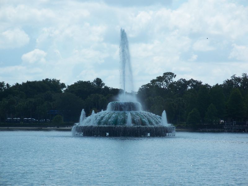 Soubor:Orlando Lake Eola02.jpg