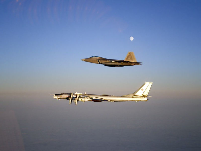 Soubor:Raptor and TU-95.jpg