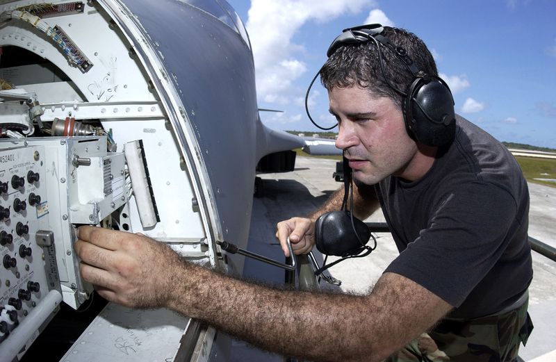 Soubor:B1Lancer avionics.jpg