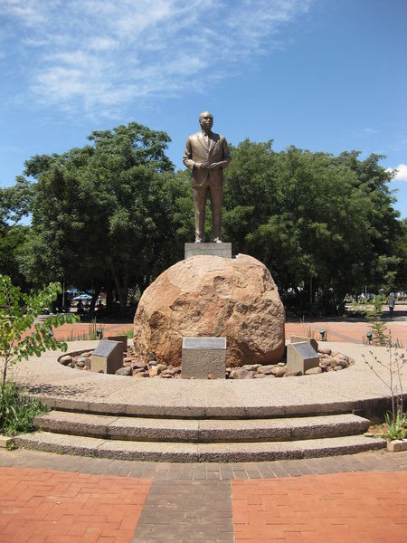 Soubor:Khama statue.jpg