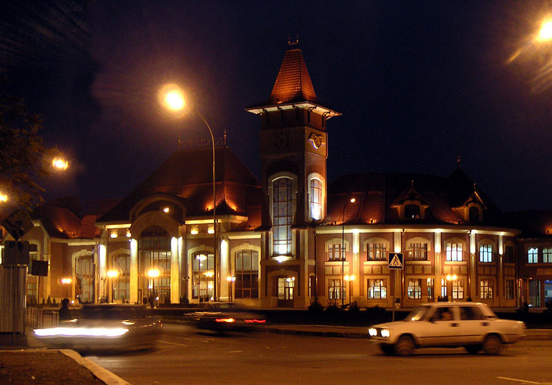 Soubor:Bahnhof uschhorod 2004.jpg