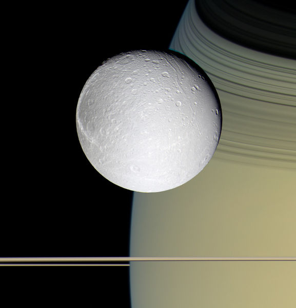 Soubor:Dione and Saturn.jpg