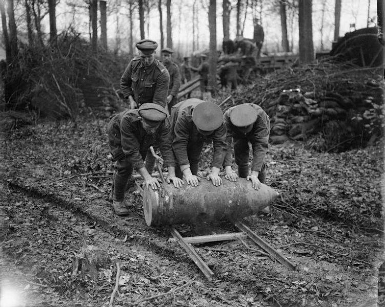 Soubor:15inchHowitzerShellEnglebelmerWoodSeptember1916.jpg