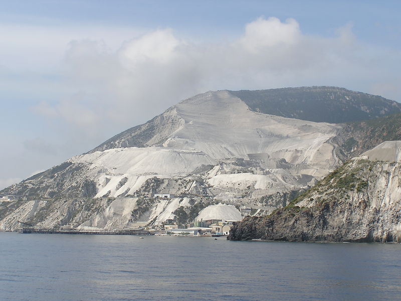 Soubor:Důl na pemzu, Lipari.JPG